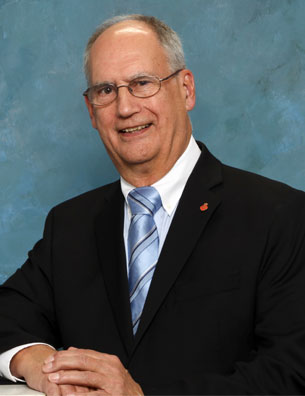 Derrill Henderson, vice-président
