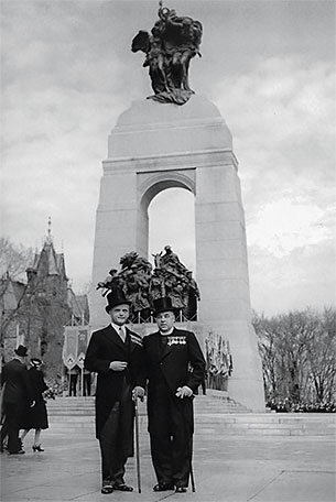Edwin Baker, vice-président de la SAPA, et l'aumônier militaire Sidney Lambert, premier président de l'Association des Amputés&nbsp;de&nbsp;guerre, lors de l'inauguration du Monument commémoratif de guerre du Canada, le 21&nbsp;mai&nbsp;1939.